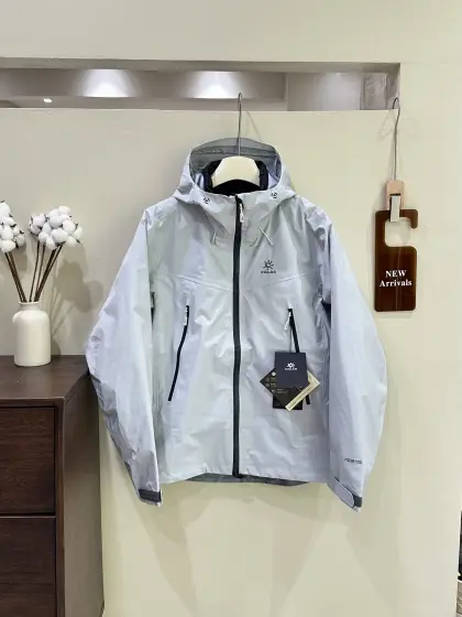 🔻 KAILAS|凯乐🪨博格达三合一冲锋衣 产品配色:矿钴粉色、风铃紫、鹅黄色、镐羽灰 编码:000580C 三合一可拆卸羽绒内胆 防风防水透气保温 五色可选!面料采用与100D Gore-Tex Pro同级防护科技,人性化剪裁设计 立体剪裁在肩部、肘部预留充足活动空间,背负重包时也不会束缚动作.风帽后侧设有抽绳调节系统,暴雨时收紧可防止雨水糊脸;袖口采用钩环固定,大幅活动时不易移位. 透气与轻量平衡 腋下双拉链设计能在运动时形成有效通风.整体重量控制得当,长途徒步不会造成负担. 可拆卸内胆:三合一设计最惊喜的是羽绒内胆 羽绒内胆特别轻便,保暖效果很好;可拆卸,很方便穿脱,拆掉羽绒内胆,就是一件风壳单冲,装上羽绒内胆,就可以去爬雪山啦! 细节体现专业度 • 多功能口袋布局合理,存取物品便捷 • 内衬接缝处理平整,避免摩擦不适 • 下摆可调节,加强防风防雨效果 适合登山、滑雪等高强度户外活动,尤其推荐给追求性价比的进阶爱好者.若经常在恶劣环境下活动,这件冲锋衣能提供可靠保护. 55050